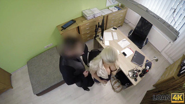 Το καυτό ξανθό κορίτσι έπρεπε να παίξει φλάουτο σε αντάλλαγμα για το δάνειο Thumb