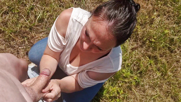 Η παχουλή οικονόμος γάμασε μια σέξι σε εξωτερικό χώρο με έναν από τους πελάτες της Thumb