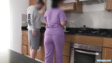 Ο καυτός σπιτονοικοκύρης έβαλε το στύση του πέους του στο μουνί της οικονόμου της MILF Thumb