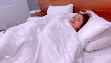 Άρπαξα τον καλλίγραμμο κώλο της θετής αδερφής μου αφού σύρθηκε στο κρεβάτι μαζί μου τη νύχτα Thumb