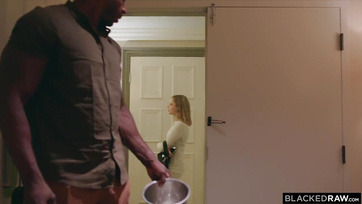 Όλοι οι έγχρωμοι άντρες μπόρεσαν επιτέλους να χώσουν τα πέη τους σε μια από τις νυμφομανείς πόρνες στην τρύπα της Thumb