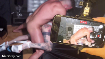 Η μικρή τατουάζ πόρνη γύριζε ευτυχισμένα ενώ η φίλη της γαμιόταν, αλλά μετά γαμιόταν κι αυτή Thumb