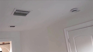 Αυνανιζόμασταν ο ένας μπροστά στον άλλον με την κουνιάδα μου μέχρι που άρχισε να ρουφάει το πουλί μου Thumb