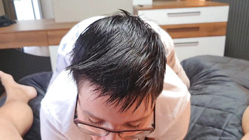 Η κοπέλα με κοντά μαλλιά, μεγάλα βυζιά και κώλο, μου πήρε το πουλί το πρωί Thumb