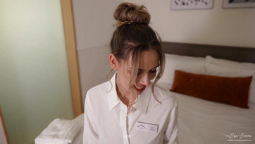 Για λίγα χρήματα μπορούσε να γαμήσει το μουνί της ντροπαλής υπηρέτριας στο δωμάτιο του ξενοδοχείου Thumb