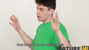 Διεστραμμένη milf ψυχίατρος εκμεταλλεύτηκε νεαρό αγόρι αφού το πουλί του σκληρύνθηκε κατά τη θεραπεία Thumb