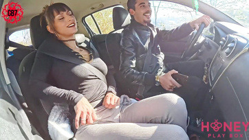 Η νυμφομανής γυναίκα μου γδύθηκε στο αυτοκίνητο και ρούφηξε όχι μόνο εμένα, αλλά και έναν άγνωστο Thumb