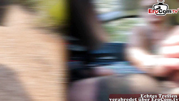 Η ξανθιά Γερμανίδα milf έχει ήδη ξεκινήσει με το τεράστιο πουλί του συντρόφου της στο αυτοκίνητο Thumb