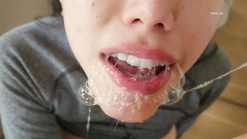 Έσκισε το κολάν της ερασιτέχνης κοπέλας με λεοπάρ δέρμα και έγλειψε το βρώμικο μουνί της Thumb