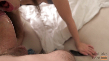 Μόλις παρακολούθησα τη νυμφοκόριτσα μου να αυνανίζεται για λίγο και μετά έβαλα το πούτσο μου μέσα της Thumb