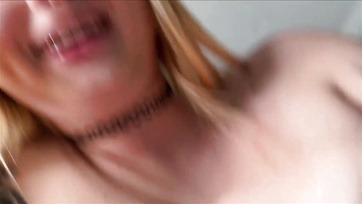 Το κορίτσι με το μεγάλο στήθος έβγαλε το σορτς της μόλις είδε το όρθιο πέος του θετού αδερφού της Thumb