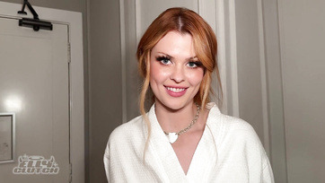 Γνώρισα αυτή την καυτή κοπέλα στο ασανσέρ και τώρα καβαλάει το πουλί μου γυμνή Thumb