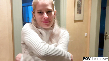 Πήρα την καυτή ξανθιά Γερμανίδα τουρίστρια στον δρόμο στην Πράγα και της γάμησα το μουνί Thumb