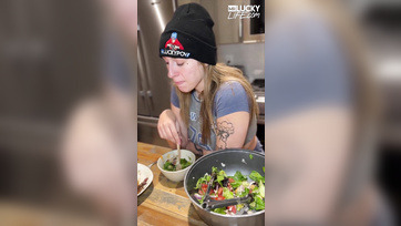 Síelés után dugta seggbe a gyönyörű természetes mellű amatőr leányzót a szerencsés pasija Thumb