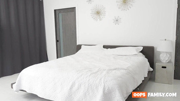 A perverz szőke tinilány pont beleült volna az erektál farokba amikor megjelent a mostohaanyukája Thumb