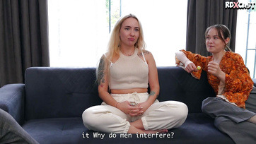 Μεγάλο πέος άντρες γάμησαν τη νυμφομανή ξανθιά κοπέλα δίπλα στην κοπέλα της στο sex casting Thumb