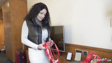 Το κορίτσι με το μεγάλο στήθος που μάζεψαν σε εξωτερικό χώρο πήρε ακόμη και το χοντρό πέος του πράκτορα του δρόμου στον κώλο της Thumb